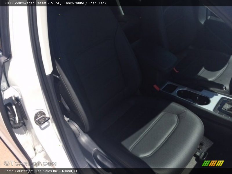 Candy White / Titan Black 2013 Volkswagen Passat 2.5L SE