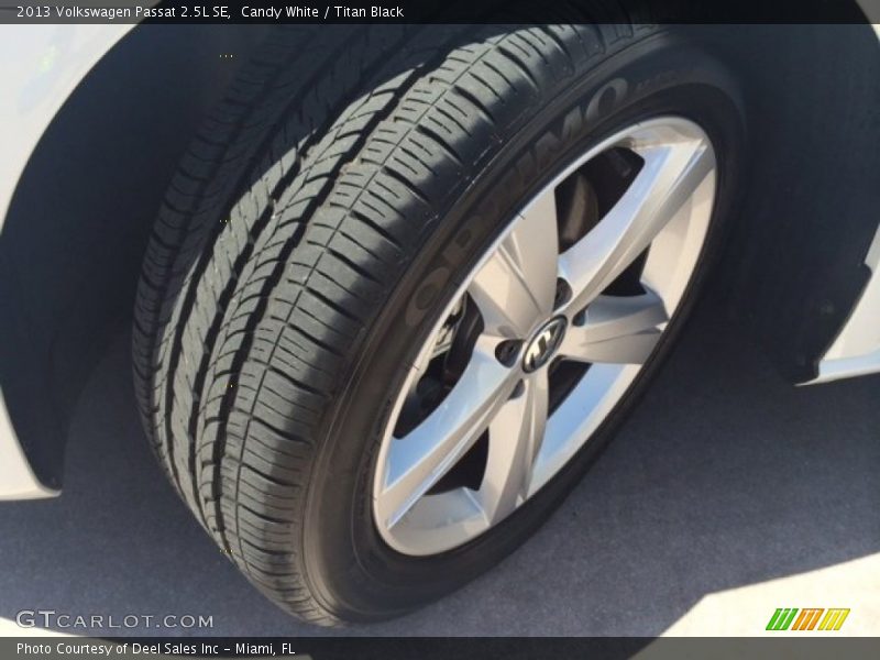 Candy White / Titan Black 2013 Volkswagen Passat 2.5L SE