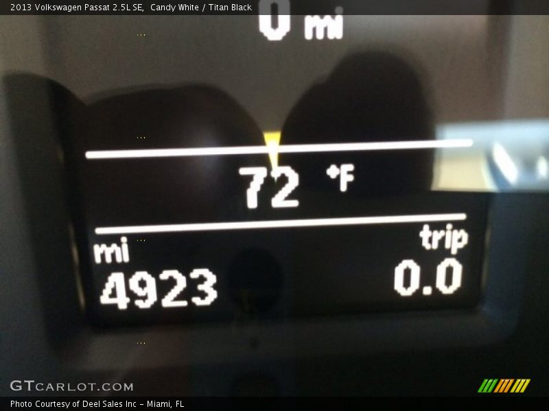 Candy White / Titan Black 2013 Volkswagen Passat 2.5L SE