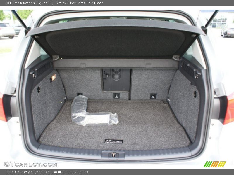 Reflex Silver Metallic / Black 2013 Volkswagen Tiguan SE