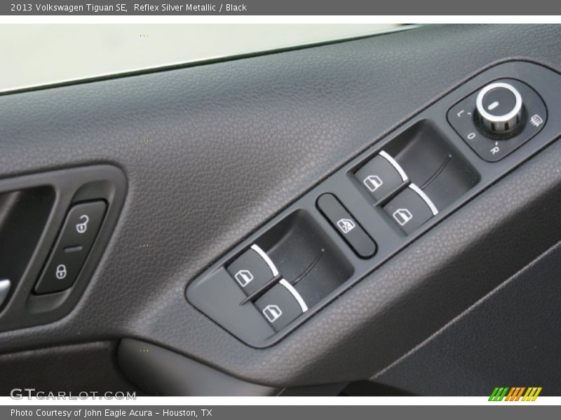 Reflex Silver Metallic / Black 2013 Volkswagen Tiguan SE