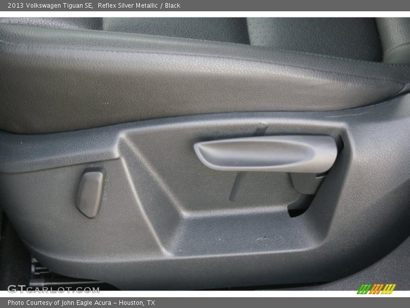 Reflex Silver Metallic / Black 2013 Volkswagen Tiguan SE