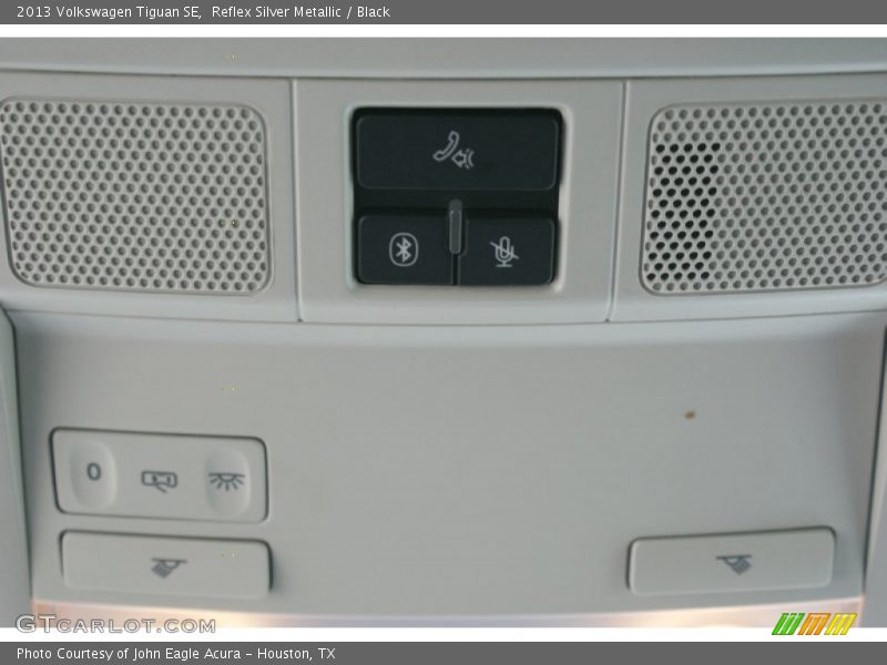 Reflex Silver Metallic / Black 2013 Volkswagen Tiguan SE