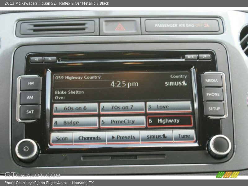Reflex Silver Metallic / Black 2013 Volkswagen Tiguan SE