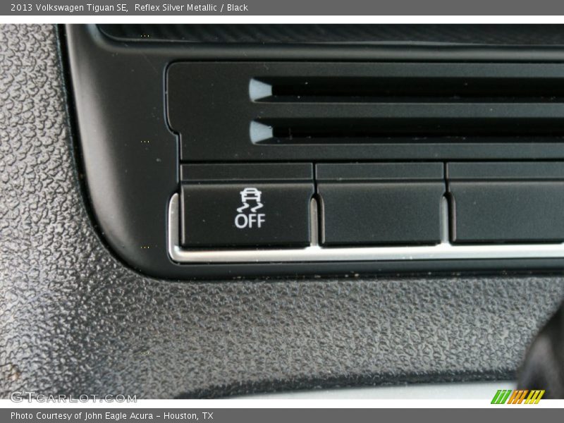 Reflex Silver Metallic / Black 2013 Volkswagen Tiguan SE