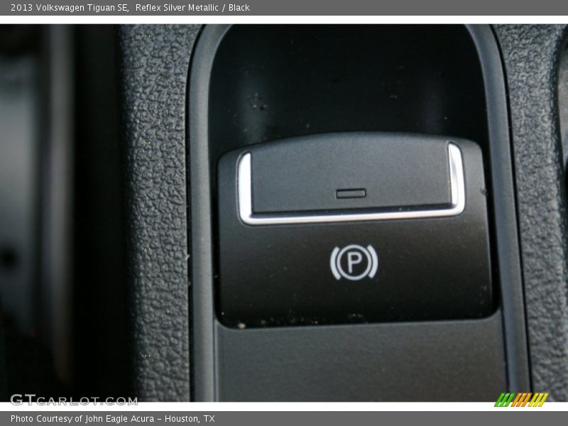 Reflex Silver Metallic / Black 2013 Volkswagen Tiguan SE