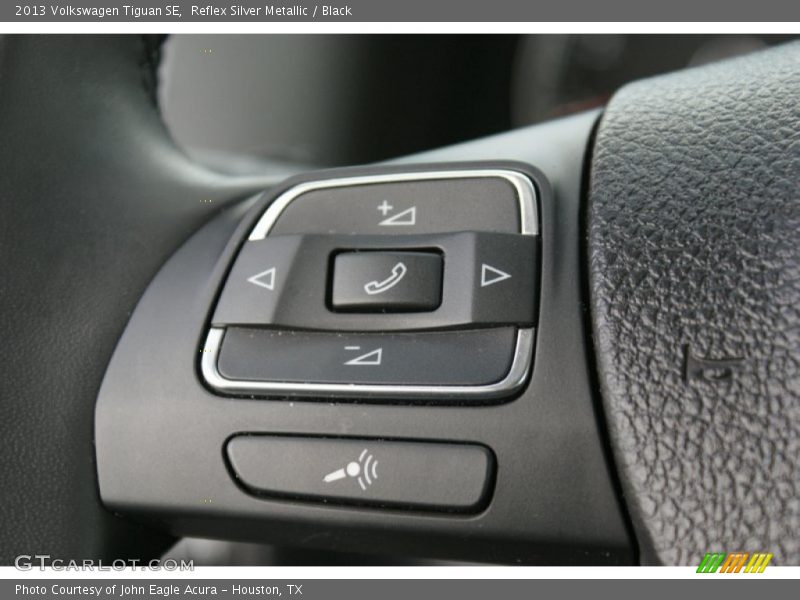 Reflex Silver Metallic / Black 2013 Volkswagen Tiguan SE