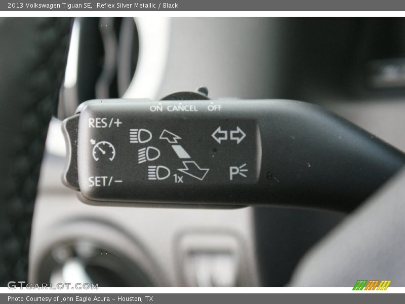 Reflex Silver Metallic / Black 2013 Volkswagen Tiguan SE