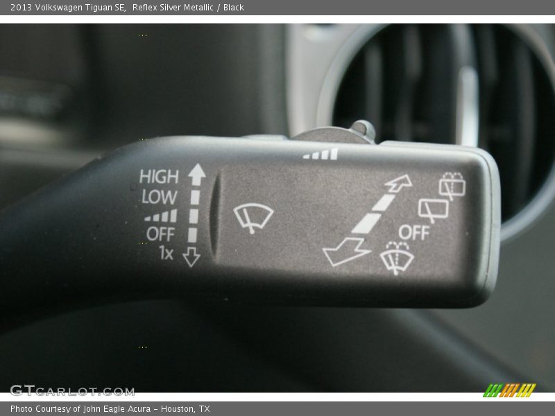 Reflex Silver Metallic / Black 2013 Volkswagen Tiguan SE