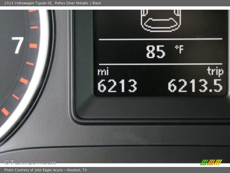 Reflex Silver Metallic / Black 2013 Volkswagen Tiguan SE