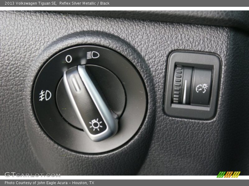 Reflex Silver Metallic / Black 2013 Volkswagen Tiguan SE