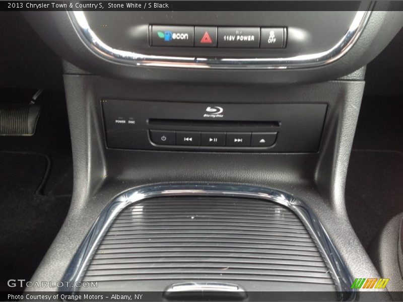 Stone White / S Black 2013 Chrysler Town & Country S