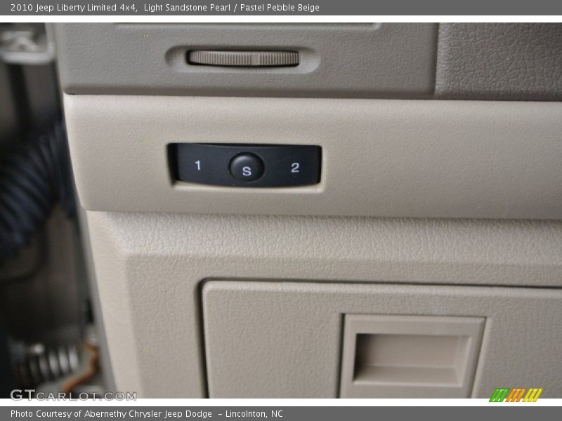 Light Sandstone Pearl / Pastel Pebble Beige 2010 Jeep Liberty Limited 4x4