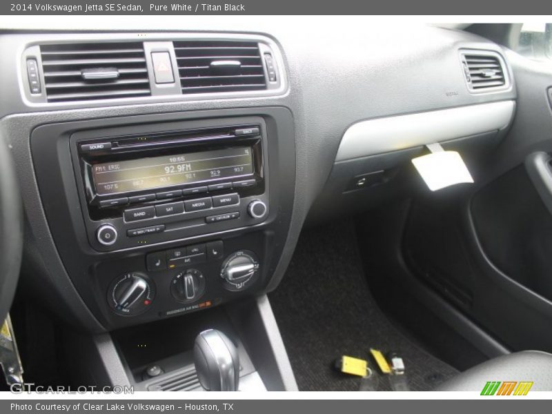 Pure White / Titan Black 2014 Volkswagen Jetta SE Sedan