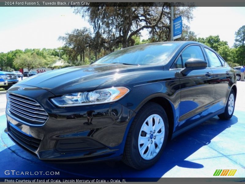 Front 3/4 View of 2014 Fusion S