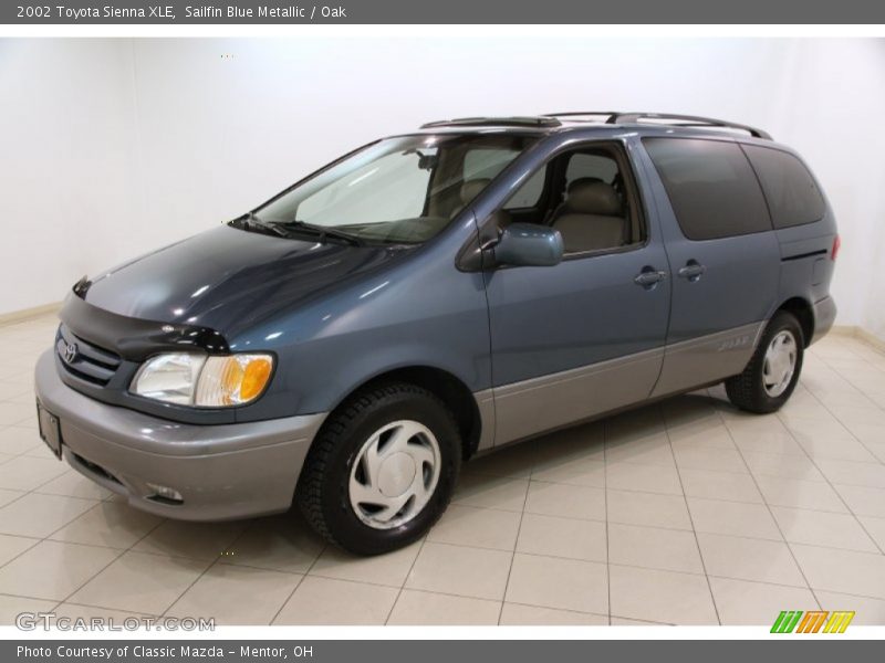 Front 3/4 View of 2002 Sienna XLE