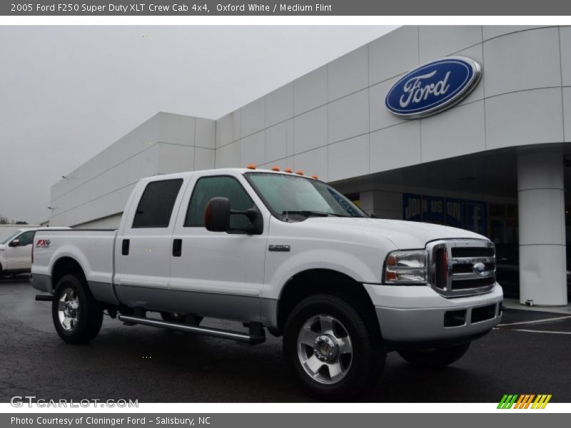 Oxford White / Medium Flint 2005 Ford F250 Super Duty XLT Crew Cab 4x4