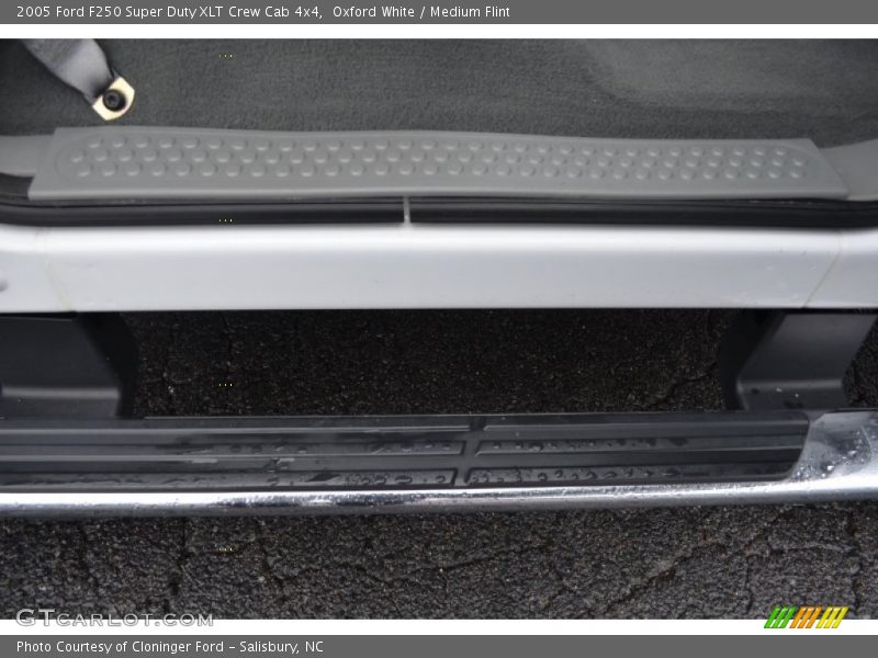 Oxford White / Medium Flint 2005 Ford F250 Super Duty XLT Crew Cab 4x4
