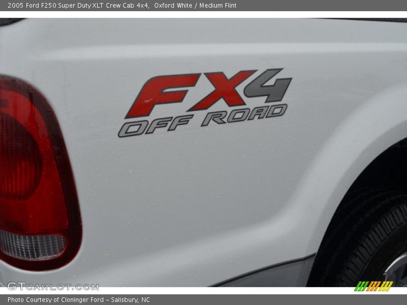 Oxford White / Medium Flint 2005 Ford F250 Super Duty XLT Crew Cab 4x4