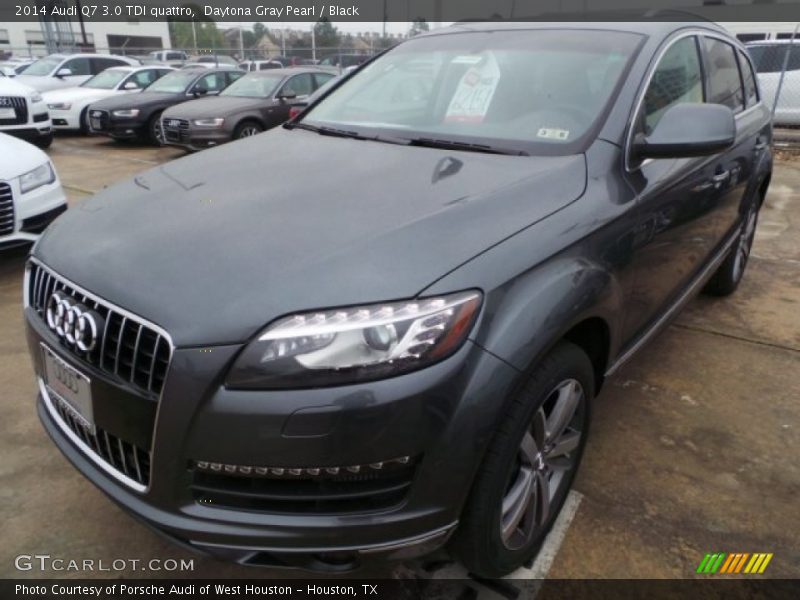 Front 3/4 View of 2014 Q7 3.0 TDI quattro