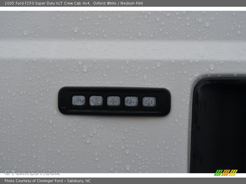 Oxford White / Medium Flint 2005 Ford F250 Super Duty XLT Crew Cab 4x4