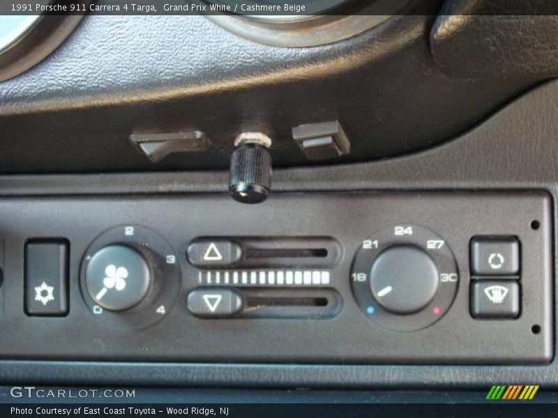 Grand Prix White / Cashmere Beige 1991 Porsche 911 Carrera 4 Targa