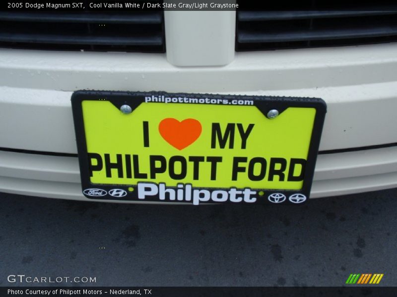Cool Vanilla White / Dark Slate Gray/Light Graystone 2005 Dodge Magnum SXT
