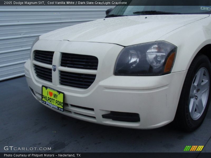 Cool Vanilla White / Dark Slate Gray/Light Graystone 2005 Dodge Magnum SXT
