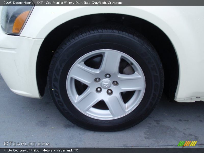 Cool Vanilla White / Dark Slate Gray/Light Graystone 2005 Dodge Magnum SXT