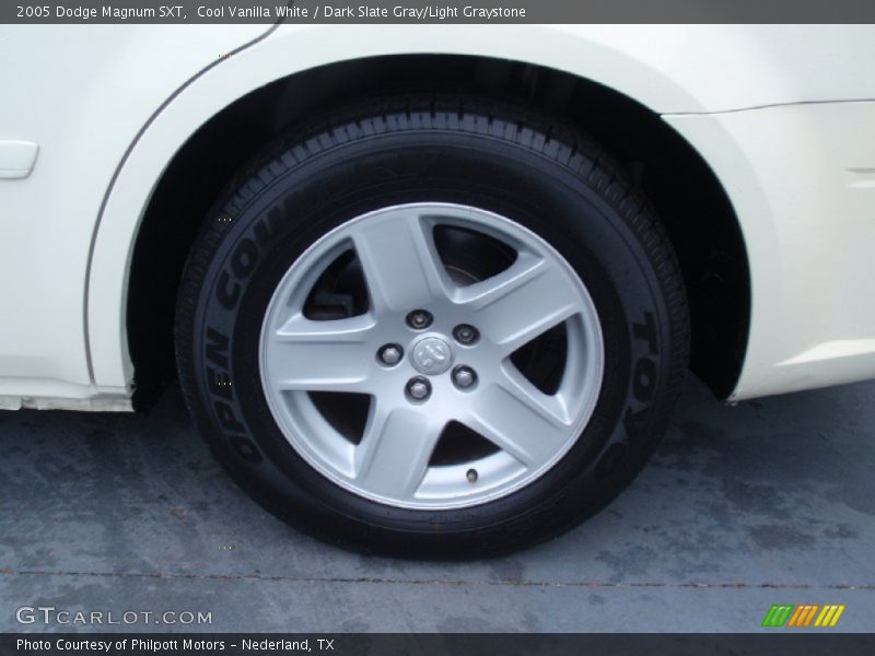 Cool Vanilla White / Dark Slate Gray/Light Graystone 2005 Dodge Magnum SXT