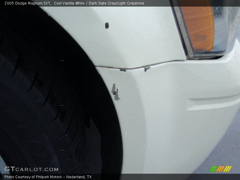 Cool Vanilla White / Dark Slate Gray/Light Graystone 2005 Dodge Magnum SXT