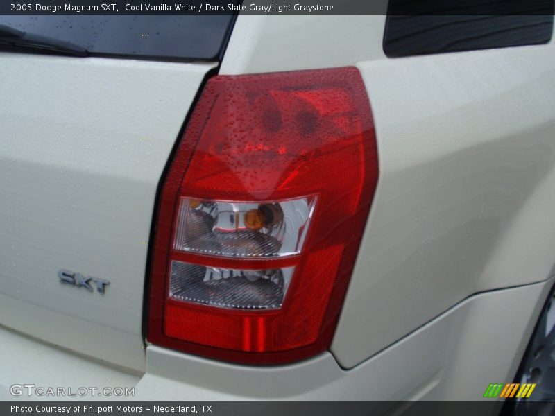 Cool Vanilla White / Dark Slate Gray/Light Graystone 2005 Dodge Magnum SXT