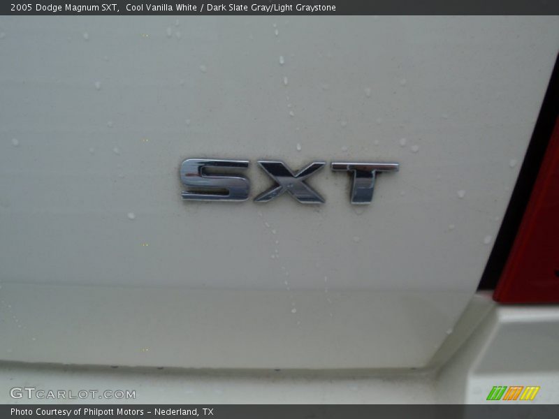 Cool Vanilla White / Dark Slate Gray/Light Graystone 2005 Dodge Magnum SXT