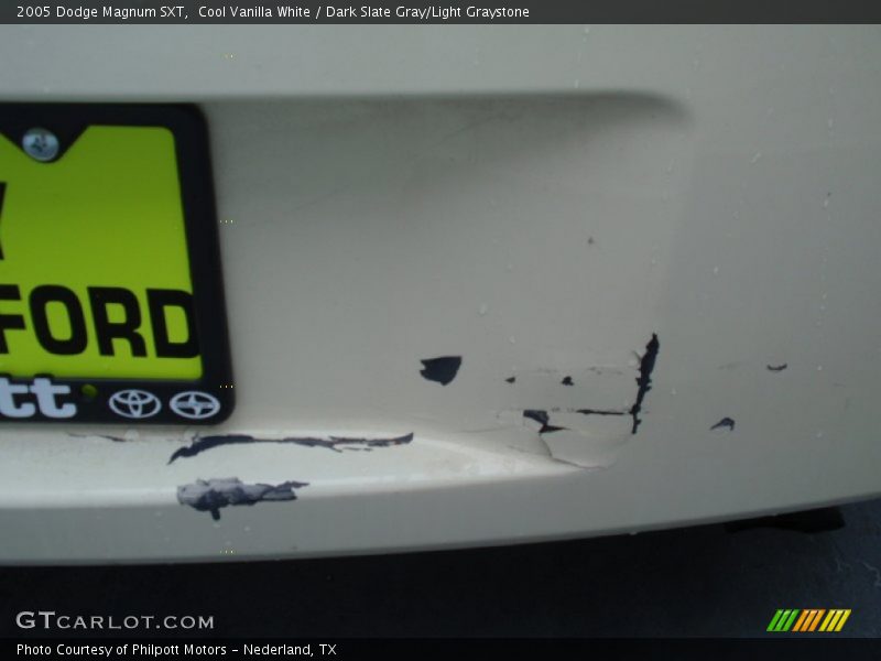 Cool Vanilla White / Dark Slate Gray/Light Graystone 2005 Dodge Magnum SXT