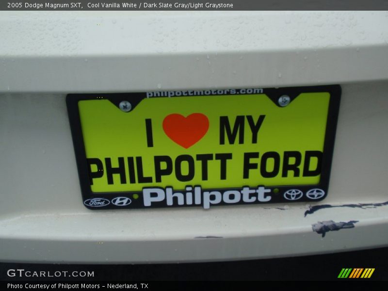 Cool Vanilla White / Dark Slate Gray/Light Graystone 2005 Dodge Magnum SXT