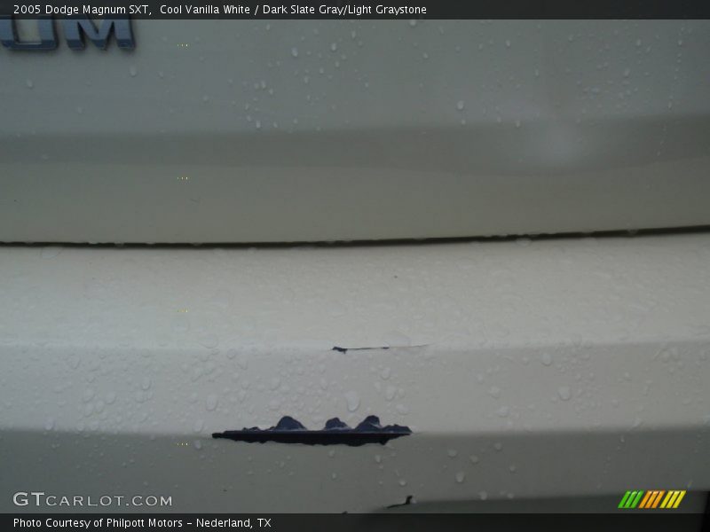 Cool Vanilla White / Dark Slate Gray/Light Graystone 2005 Dodge Magnum SXT
