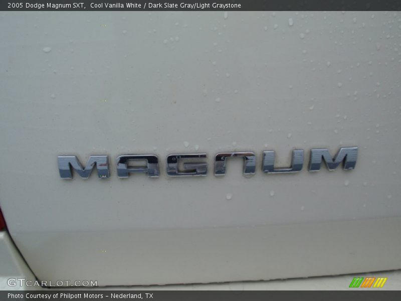 Cool Vanilla White / Dark Slate Gray/Light Graystone 2005 Dodge Magnum SXT
