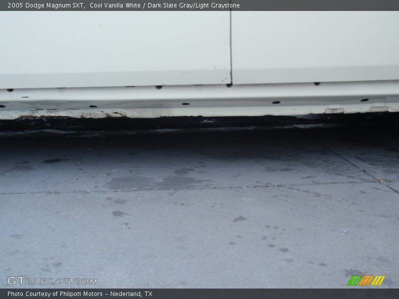 Cool Vanilla White / Dark Slate Gray/Light Graystone 2005 Dodge Magnum SXT