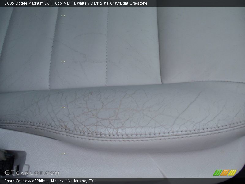 Cool Vanilla White / Dark Slate Gray/Light Graystone 2005 Dodge Magnum SXT