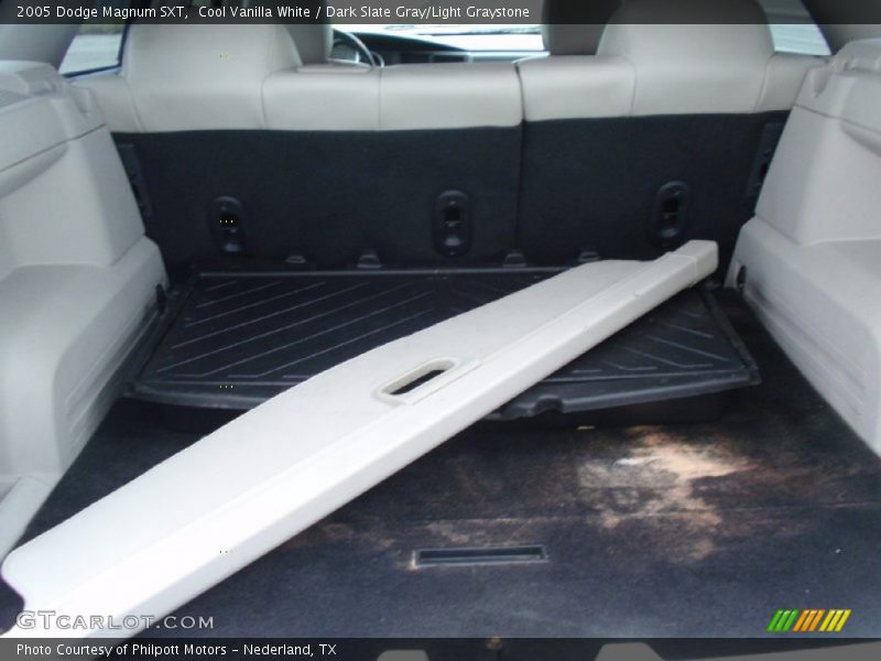 Cool Vanilla White / Dark Slate Gray/Light Graystone 2005 Dodge Magnum SXT