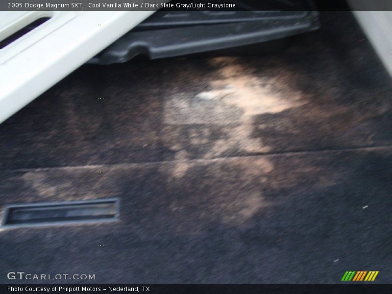 Cool Vanilla White / Dark Slate Gray/Light Graystone 2005 Dodge Magnum SXT