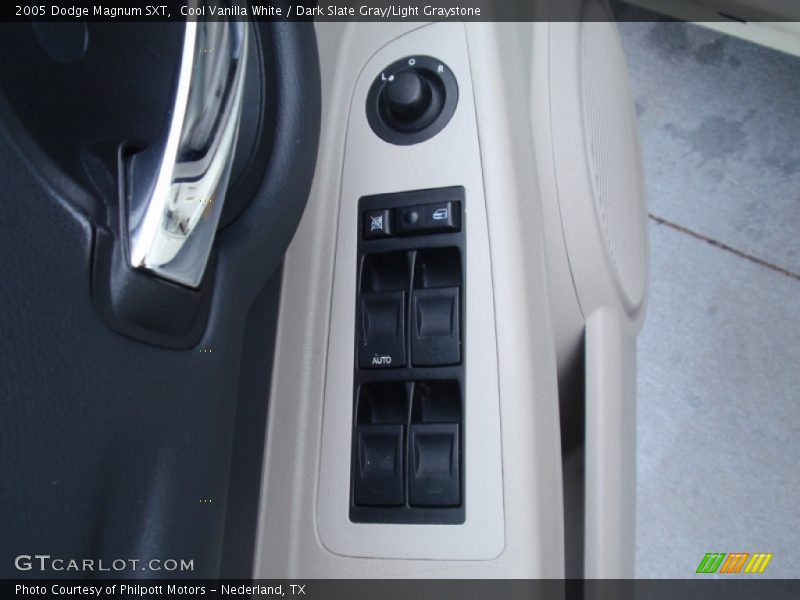 Cool Vanilla White / Dark Slate Gray/Light Graystone 2005 Dodge Magnum SXT