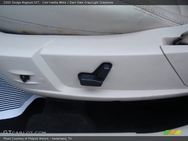 Cool Vanilla White / Dark Slate Gray/Light Graystone 2005 Dodge Magnum SXT