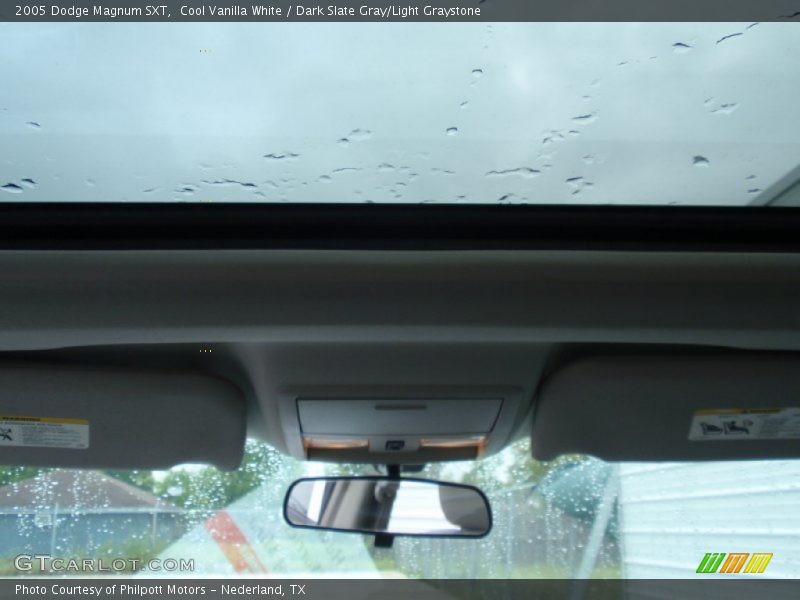 Cool Vanilla White / Dark Slate Gray/Light Graystone 2005 Dodge Magnum SXT