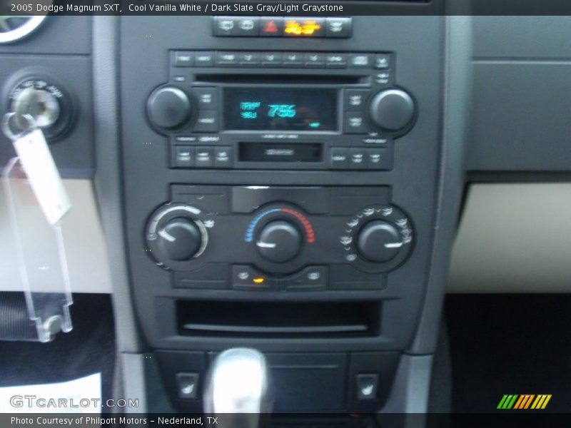 Cool Vanilla White / Dark Slate Gray/Light Graystone 2005 Dodge Magnum SXT