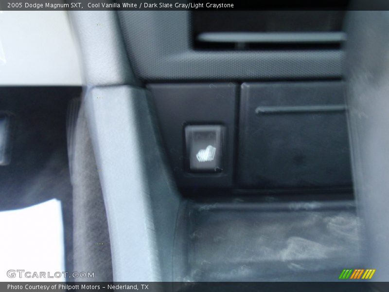 Cool Vanilla White / Dark Slate Gray/Light Graystone 2005 Dodge Magnum SXT