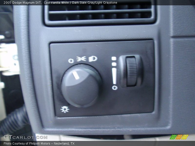 Cool Vanilla White / Dark Slate Gray/Light Graystone 2005 Dodge Magnum SXT