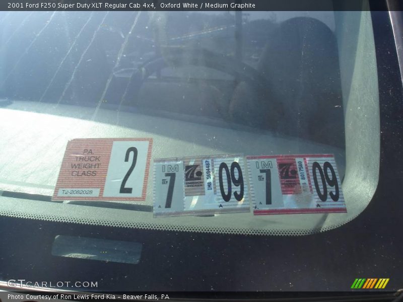 Oxford White / Medium Graphite 2001 Ford F250 Super Duty XLT Regular Cab 4x4