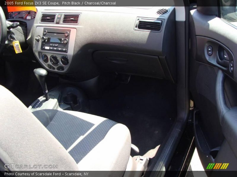 Pitch Black / Charcoal/Charcoal 2005 Ford Focus ZX3 SE Coupe
