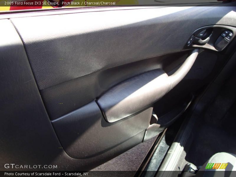 Pitch Black / Charcoal/Charcoal 2005 Ford Focus ZX3 SE Coupe